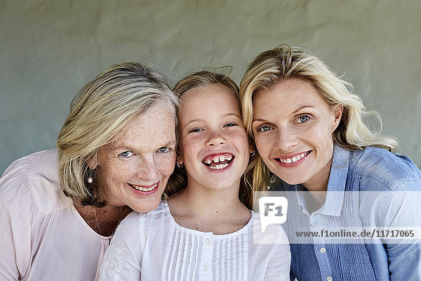 Familienbild des kleinen Mädchens mit Mutter und Großmutter Kopf an Kopf