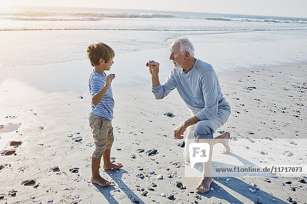 Großvater und Enkel am Strand