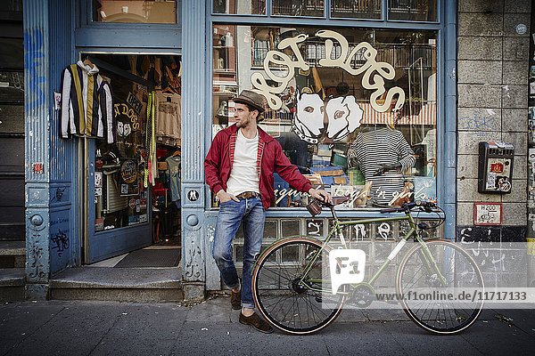 Deutschland  Hamburg  St. Pauli  Mann mit Fahrrad vor dem Vintage Shop