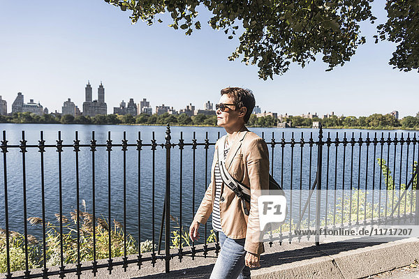 USA  New York City  Frau beim Spaziergang am Wasser