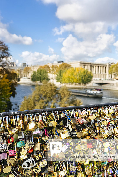 Frankreich,  Paris,  Liebesschleusen am Geländer einer Brücke über die Seine