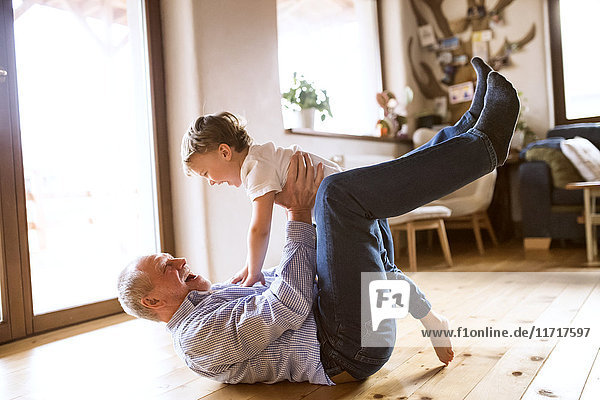 Großvater und Enkel amüsieren sich zu Hause
