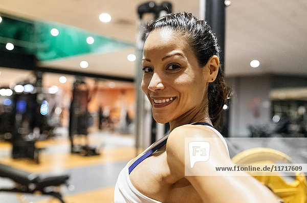 Lächelnde Frau nach dem Training im Fitnessstudio
