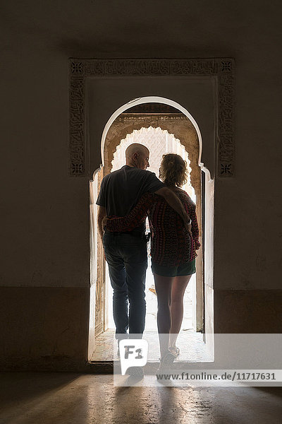 Marokko  Marrakesch  Ehepaar verlässt Gebäude