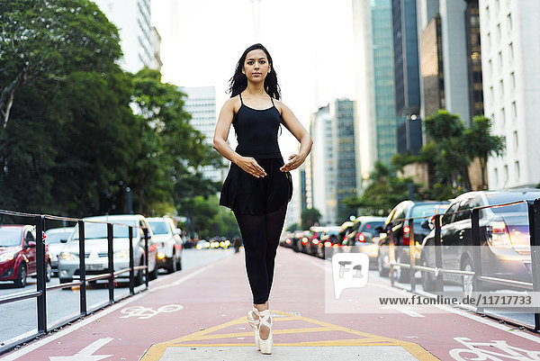 Brasilien  Sao Paulo  Balletttänzerin auf Zehenspitzen auf dem Radweg