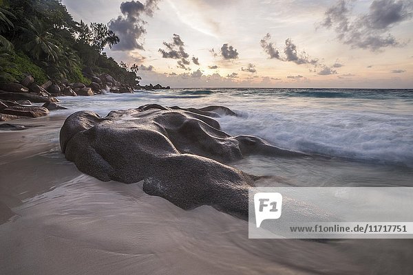 Felsformation am Strand Anse Georgette Praslin Indischer Ozean Seychellen Afrika