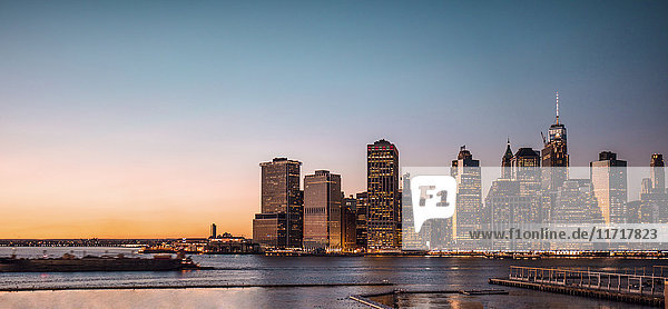 USA  New York City  Stadtbild in der Abenddämmerung