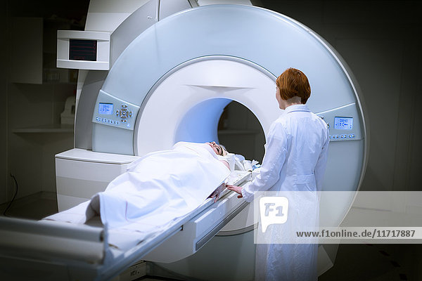 Ärztin bereitet Patientin auf die Magnetresonanztomographie vor
