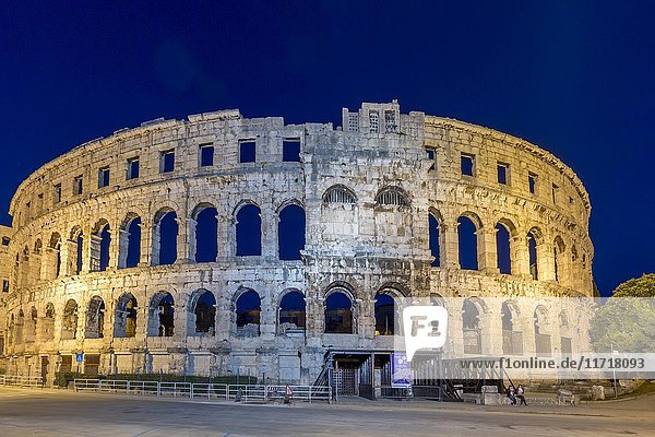 Römisches Amphitheater bei Nacht  Pula  Istrien  Kroatien  Europa
