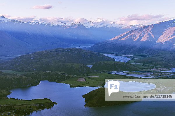 Blick auf Berge und See nach Sonnenuntergang  Glendhu Bay  Lake Wanaka  Südliche Alpen  Region Otago  Southland  Neuseeland  Ozeanien