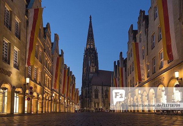 Giebelhäuser am Prinzipalmarkt mit Kirche Lambertikirche  nachts  Münster  Nordrhein-Westfalen  Deutschland  Europa
