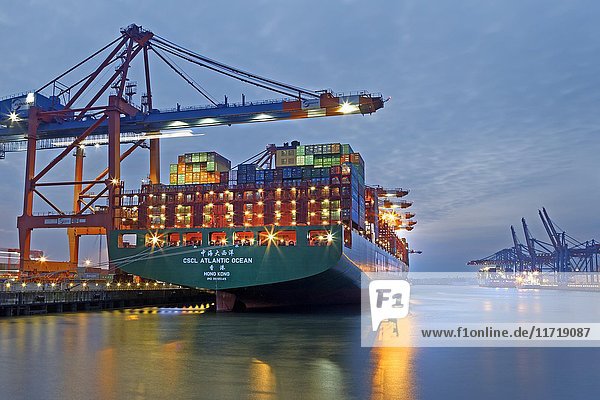 Containerschiff bei Nacht im Hamburger Hafen  Containerterminal Eurogate  Hamburg  Deutschland  Europa