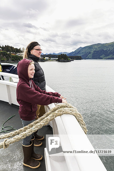Mutter und Tochter auf dem Deck einer Fähre des Alaska Marine Highway  Homer  Kenai-Halbinsel  Süd-Zentral-Alaska  USA
