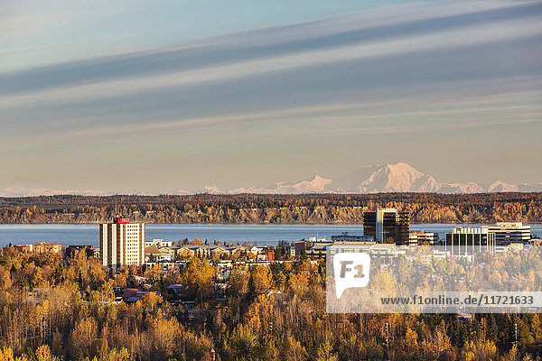 Luftaufnahme der Innenstadt von Anchorage mit dem Mt. Foraker im Hintergrund im Herbst  Southcentral Alaska  USA