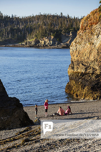 Zwei Mütter und ihre Kinder entspannen sich am Strand von Hesketh Island  Süd-Zentral-Alaska  USA