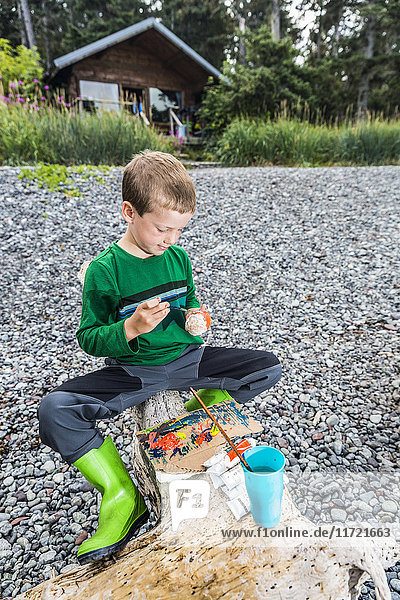 Kleiner Junge spielt am Ufer der Insel Hesketh  Süd-Zentral-Alaska  USA