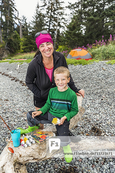 Mutter und Sohn mit Aquarellmalzeug  Hesketh Island  Süd-Zentral-Alaska  USA