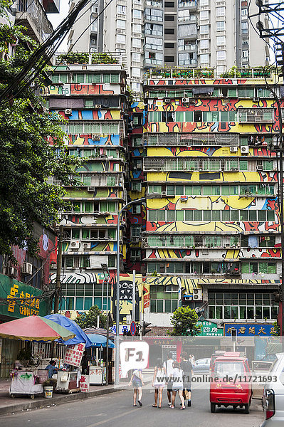 Kunstviertel rund um die Kunstuniversität  einzelne Gebäude in verschiedenen Farben gestrichen; Chongqing  China'.
