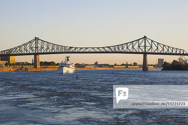 Jacques-Cartier-Brücke mit Ozeandampfer im Wasser; Montreal  Quebec  Kanada