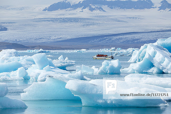 Ein Ausflugsboot bringt Touristen auf die Gletscherlagune  um die wunderschönen großen Eisberge aus der Nähe zu betrachten; Jokulsarlon  Island'.