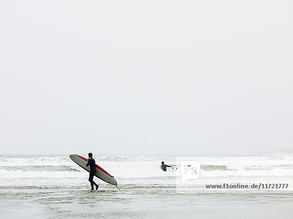 Surfer in der Cox Bay; Tofino  British Columbia  Kanada'.