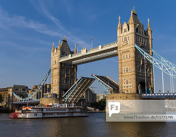 Tower Bridge angehoben; London  England'.