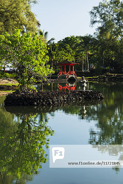 Schrein/Brücke im Japanischen Garten  Queen Liliokalani Park; Hilo  Insel Hawaii  Hawaii  Vereinigte Staaten von Amerika'.