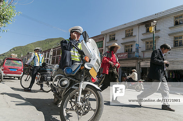 Straßenszene aus Litang  einem tibetischen Dorf im Westen der Provinz Sichuan; Litang  Sichuan  China'.