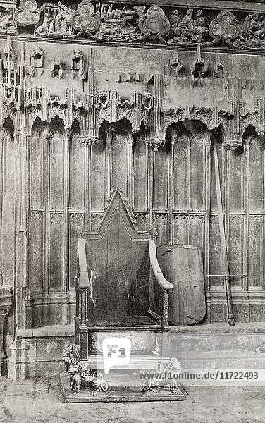 Der Krönungsstuhl  Westminster Abbey  City of Westminster  London  England. Hier mit dem Stein von Scone  der 1996 an Schottland zurückgegeben wurde. Aus: Ihre gnädigen Majestäten König Georg VI. und Königin Elisabeth  veröffentlicht 1937.