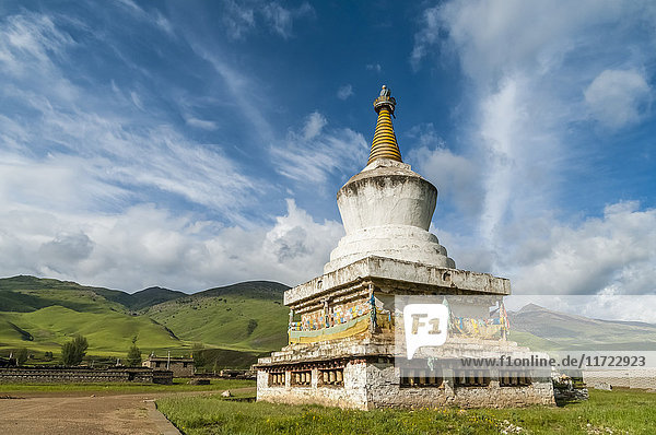 Schöne Landschaft in der Umgebung von Daocheng und eine tibetische Stupa  westlich der Provinz Sichuan; Daocheng  Sichuan  China'.