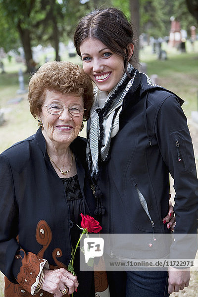 Eine Großmutter und ihre Enkelin auf einem Friedhof; Edmonton  Alberta  Kanada