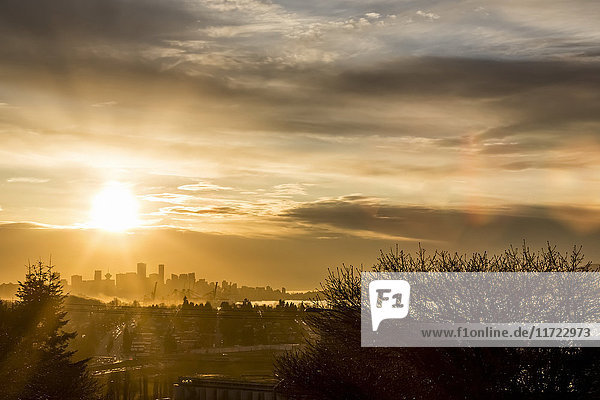 Ein hoher Aussichtspunkt auf die Stadt Vancouver bei Sonnenuntergang  der die Silhouette des Stadtzentrums von Ost-Vancouver aus zeigt; Vancouver  British Columbia  Kanada'.
