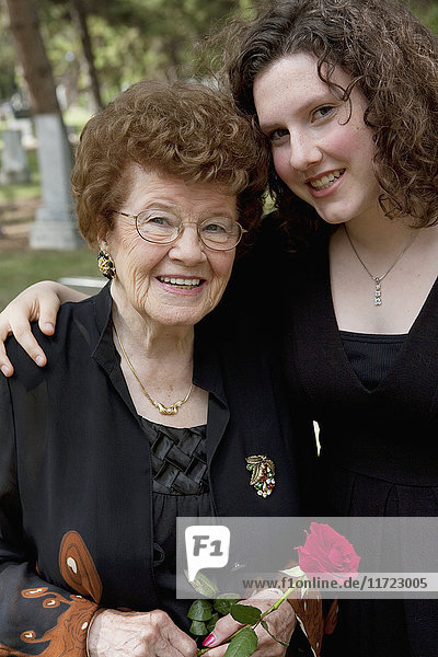 Eine Großmutter und ihre Enkelin auf einem Friedhof; Edmonton  Alberta  Kanada