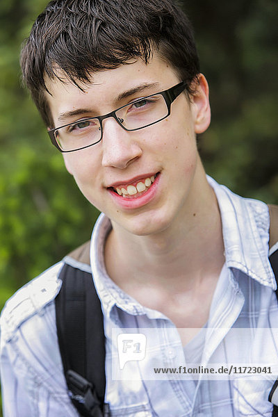Porträt eines Jungen mit Brille und Rucksackriemen; Washington  Vereinigte Staaten von Amerika