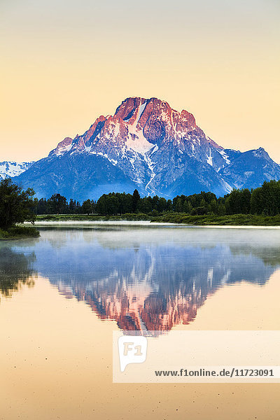 Mount Moran von Oxbow Bend in der Morgendämmerung  Grand Teton National Park; Wyoming  Vereinigte Staaten von Amerika'.