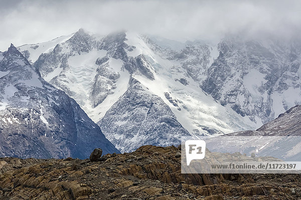 Schneebedeckte Berge im Nationalpark Torre del Paine im chilenischen Patagonien; Torres del Paine  Magallanes  Chile'.