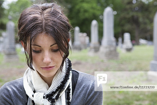 Eine junge Frau auf einem Friedhof; Edmonton  Alberta  Kanada .