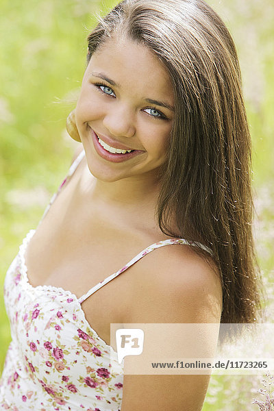 Porträt einer jungen Frau mit langen  braunen Haaren und strahlend blauen Augen; Oregon  Vereinigte Staaten von Amerika