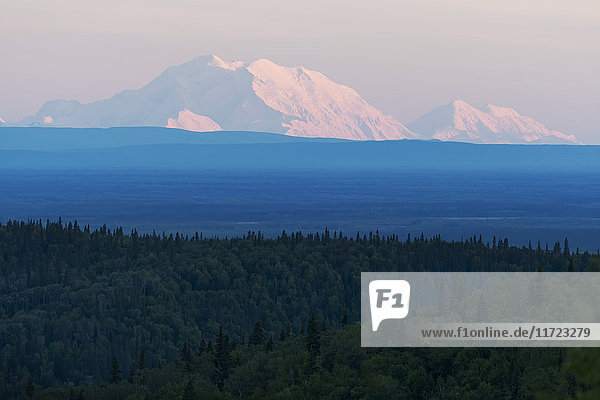 Mount McKinley vom George Parks Highway bei Sonnenuntergang aus gesehen; Alaska  Vereinigte Staaten von Amerika'.