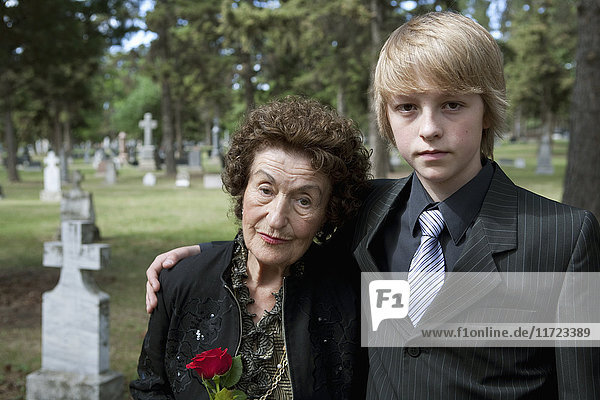 Eine Großmutter und ihr Enkel auf einem Friedhof; Edmonton  Alberta  Kanada .