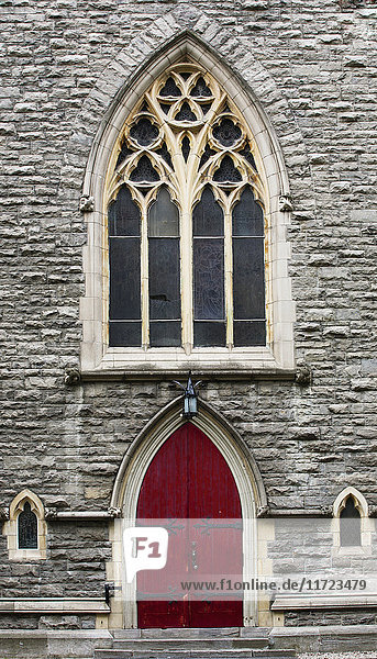 Eine rote Tür und ein rotes Fenster in der Christ Church Cathedral; Montreal  Quebec  Kanada .