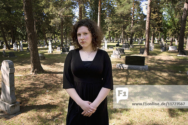 Eine junge Frau auf einem Friedhof; Edmonton  Alberta  Kanada