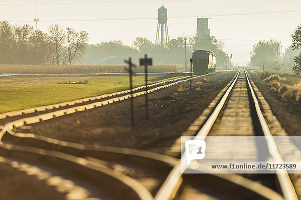 Morgenlicht auf Bahngleisen in der Nähe von Groton; South Dakota  Vereinigte Staaten von Amerika'.