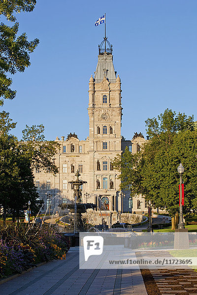 Quebec Parlamentsgebäude und Tourny-Brunnen; Quebec  Quebec City  Kanada'.