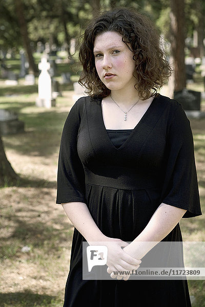 Eine junge Frau auf einem Friedhof; Edmonton  Alberta  Kanada