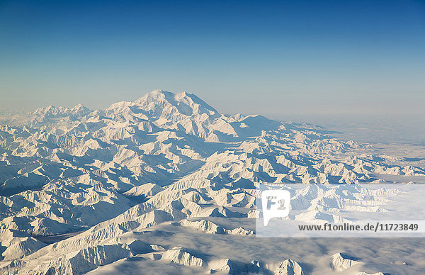 Luftaufnahme des schneebedeckten Denali mit Gletschern im Vordergrund  Southcentral Alaska  USA