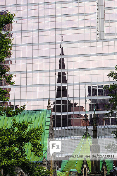 Die Christ Church Cathedral spiegelt sich in einem Bürogebäude; Montreal  Quebec  Kanada .
