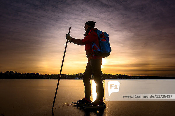 Schlittschuhläuferin auf zugefrorenem See