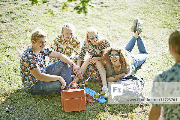 Glückliche Freunde entspannen sich auf dem Rasen