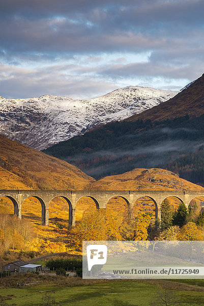 Vereinigtes Königreich  Schottland  Highland  Loch Shiel  Glenfinnan  Glenfinnan Railway Viaduct  Teil der West Highland Line  berühmt geworden durch JK Rowlings Harry Potter